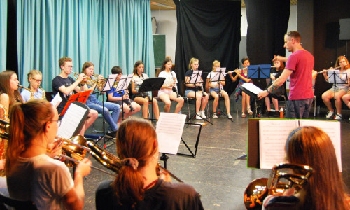 Gewandhauschorleiter Gregor Meyer dirigiert die Schüler. Foto: THG