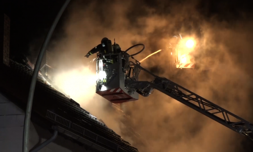 Zeugen wiesen die Beamten auf eine männliche Person hin, die möglicherweise verantwortlich für die Brandentstehung sein könnte. Foto/Video: aktuell24(DC)