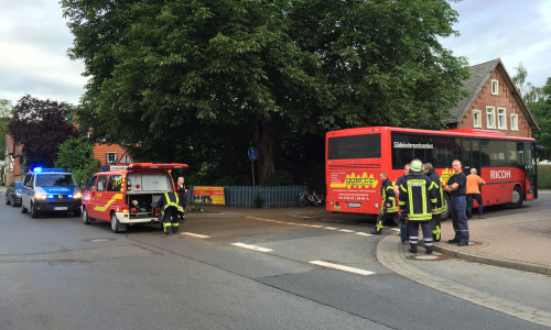 Am Mittwochmorgen wurde in Liebenburg ein Mädchen von einem Schulbus erfasst. Fotos: Anke Donner