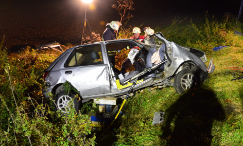 In der Nacht zu Freitag verunglückte ein Autofahrer bei Destedt schwer. Fotos: Freiwillige Feuerwehr Cremlingen