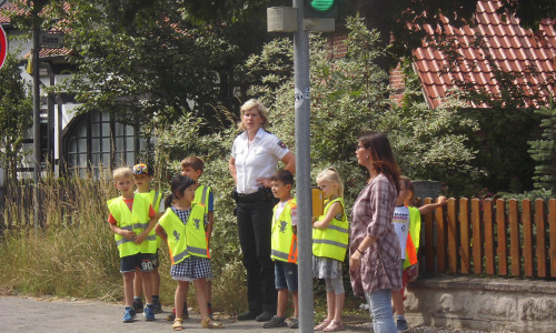 Prüfung Fußgängerdiplom mit Polizeioberkomissarin Silke Hitschfeld Foto: Verkehrswacht