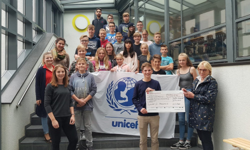 Die Schüler übergaben die erlaufenen Spenden an die Unicef.

Foto: Gymnasium am Bötschenberg
