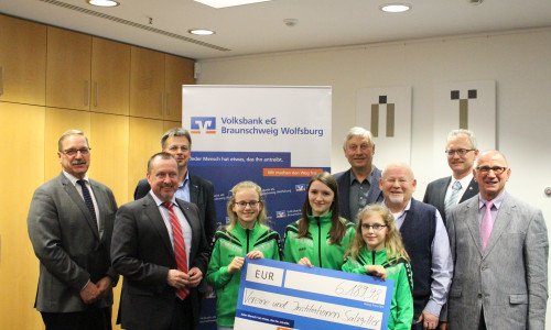 Steffen Krollmann (2. von links) und die Vertreter der Vereine, die die Geldspenden entgegennahmen. Fotos: Antonia Henker