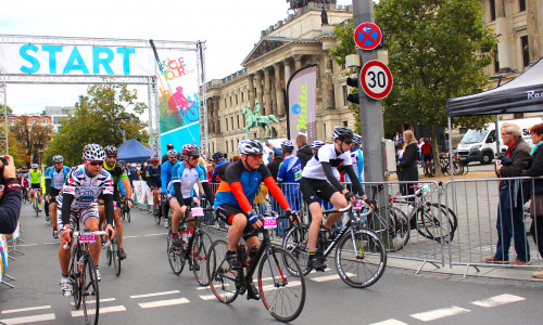 Startschuss für die Cycle Tour. Für die Radsportler geht es nun in die Partnerstadt Magdeburg. Fotos: Nick Wenkel