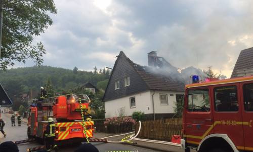 In Bündheim steht ein Einfamilienhaus in Flammen. Fotos: Anke Donner