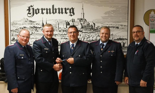 Ortsbrandmeister Wolfgang Hesse (1. v. li.) dankt dem ehemaligen Gerätewart Falk Reppin (Mitte) für seine vergangene Dienstzeit. Foto: Feuerwehr Hornburg