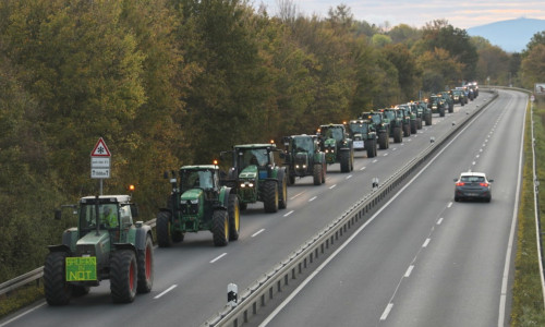 Auch über die Bundesstraßen sind die Landwirte mit ihren Treckern gefahren. Foto/Video: Rudolf Karliczek