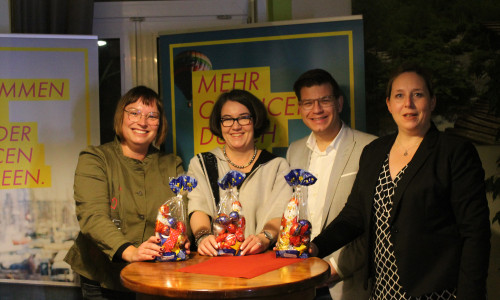 Die FDP-Landtagsabgeordneten Sylvia Bruns und Susanne Schütz (von links) sowie die Hebamme Patricia Könneker waren von Björn Försterling zu einem Themenabend über die Hebammenversorgung eingeladen. Foto: Christina Balder