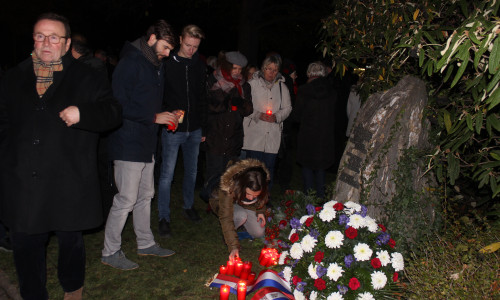 Viele Menschen nahmen am Mittwochabend an der Gedenkstunde zur Pogromnacht teil. Fotos: Anke Donner 