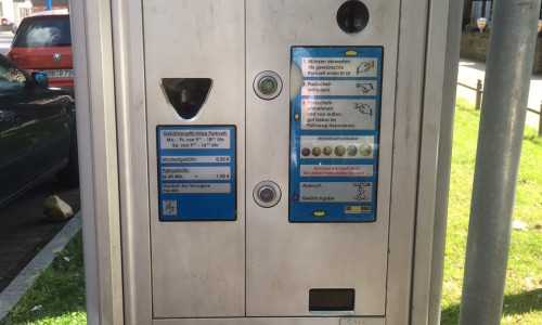 Dieser Automat legte sich quer und gab zwei statt einen Parkschein aus.  Foto: Marc Angerstein