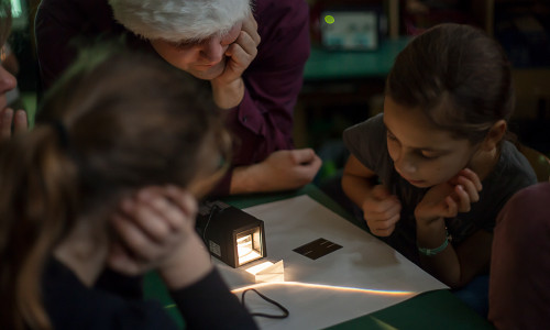 Schüler der Grundschule Hahndorf untersuchen den Lichteinfall in ein Prisma. Foto: Alec Pein