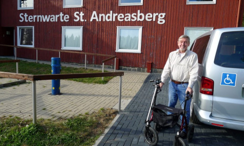 Uli Wieker freut sich über den barrierefreien Zugang direkt vom Auto. Foto: Sternwarte Sankt Andreasberg e.V.