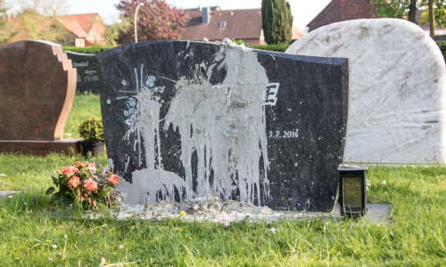 Ein Grabstein auf dem Friedhof in Lesse wurde geschändet. Foto: Rudolf Karliczek