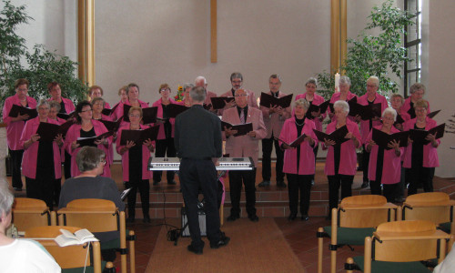 Der Volkschor singt in der Kirche. Foto: privat
