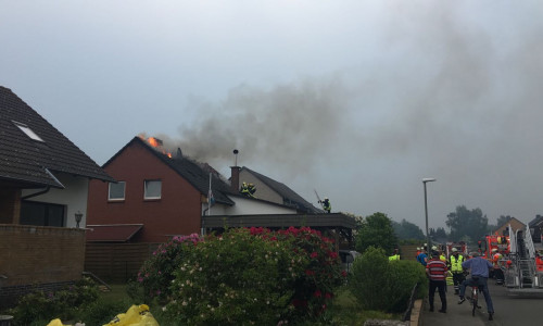 Das Dach eines Hauses im Moosweg brannte. Fotos und Video: aktuell24/Kr
