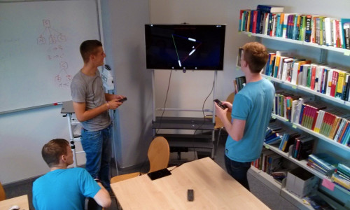 Die Studiereden Christian Bunzeck, Niklas Hinze und Adrian Hoff probieren das von ihnen entwickelte Computerspiel aus. Foto: ISF/TU Braunschweig)