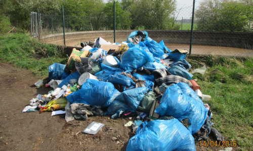 Gut fünf Kubikmeter Müll illegal entsorgt. Foto: Polizei Gifhorn