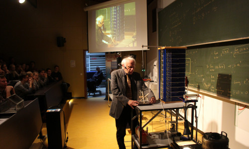 Dipl.-Ing. Felix Kraus begeisterte die Schülerinnen und Schüler mit anschaulichen Experimenten. Fotos: Bernd Dukiewitz