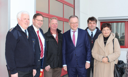 Gemeinsam mit dem SPD-Landtagsabgeordneten Marcus Bosse, besuchte Ministerpräsident Stephan Weil unter anderem die Freiwillige Feuerwehr in Schöppenstedt. Foto: Nick Wenkel