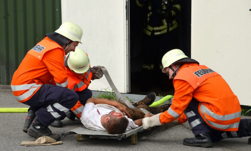 Ein Verletzter musste aus der über 60 Grad heißen Halle gerettet werden. Fotos: Michael Gose Pressestelle Feuerwehr Landkreis Gifhorn