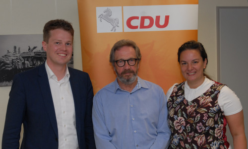 Jörn Schepelmann MdL (Celle), Horst-Werner Hüfler (Geehrter) und Yvonne Droste (Vorsitzende CDU Samtgemeindeverband Meinersen). Foto: CDU Meinersen