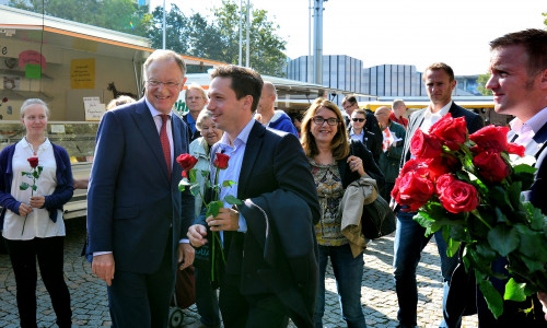 Stephan Weil und Falko Mohrs verteilten rote Rosen. Foto: SPD