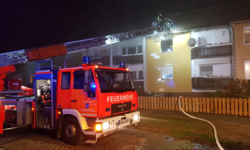 Mit der Drehleiter leitete die Feuerwehr sofortige Löscharbeiten ein und konnte so ein Übergreifen der Flammen auf den Dachstuhl verhindern. Fotos: Feuerwehr Fallersleben