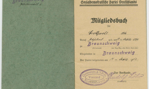 Das 1912 ausgestellte SPD-Mitgliedsbuch von Otto Grotewohl. Foto: Schloss Museum 