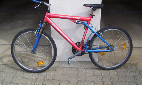 Das rotblaue Bike des Herstellers Jumpertrek, Modell Techno-Bike CX 300. Foto: Polizei Helmstedt.