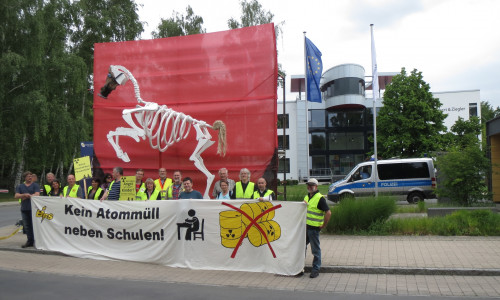 Als deutlich sichtbares Zeichen des Protestes wurde ein 4m hohes Pferdegerippe errichtet. Das Niedersachsen-
Wappen als Super-GAU(L) ist Protestsymbol niedersächsischer Atom-Standort-Initiativen. Foto: privat