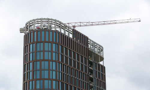 Die Fassade ist in der obersten Etage  des Business Centers II angekommen. Foto: Volksbank BraWo/Peter Sierigk