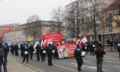 Der Marsch der NPD ging durch die Berliner Straße in Lebenstedt. Fotos/Video: Janosch Lübke