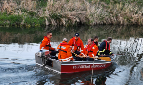 In mehreren Gruppen wurde der Umgang mit dem Boot auf dem Gewässer geübt. Fotos: Feuerwehr der Samtgemeinde Meinersen/Carsten Schaffhauser
