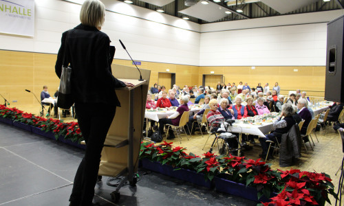 Anette Müller-Damrath begrüßte die Gäste der Senioren-Weihnachtsfeier in der Lindenhalle. Fotos: Alexander Dontscheff