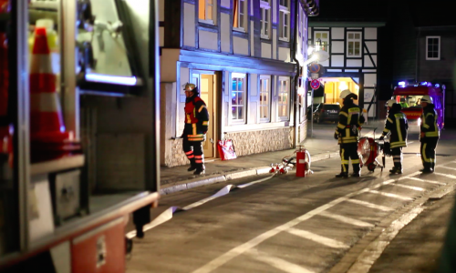 Einsatz der Feuerwehr am Montagabend in der Marktstraße. Foto: Alec Pein