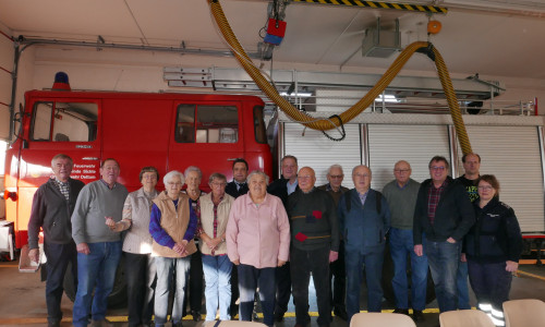 Gruppenfoto mit den Kameraden der Alters- und Ehrenabteilung, ihren Ehefrauen und den Kameraden des Kommandos. Foto: Feuerwehr Dettum