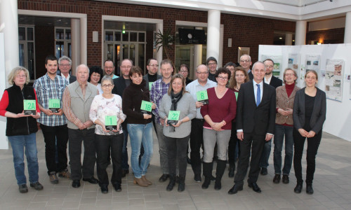 Die Auszeichnungen wurden an die Hausbesitzer übergeben. Foto: Landkreis Goslar