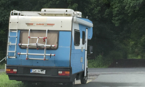 Lovemobil an einer Landesstraße bei Wolfenbüttel. Foto: Jan Borner