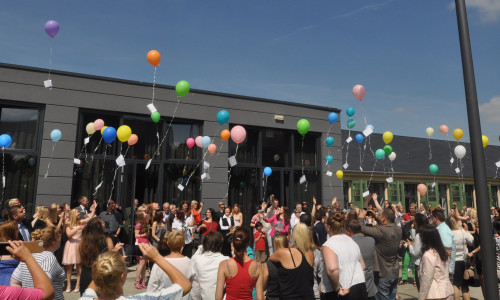 Luftballons mit Wünschen der Absolventen des Diakonie-Kollegs zogen über den Wolfenbütteler Exer hinweg. Foto: Diakonie-Kolleg