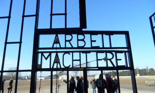 Der Eingang des ehemaligen Konzentrationslagers Sachsenhausen. Foto: Gymnasium am Bötschenberg
