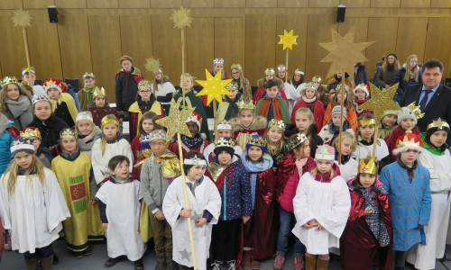 Rund 60 Schulkinder besuchten als Sternsinger verkleidet die Kreisverwaltung. Foto: Landkreis Wolfenbüttel