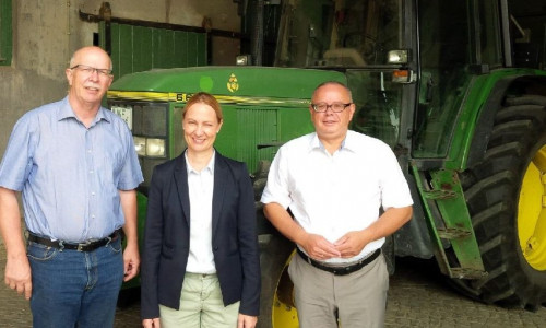 Vor dem Traktor setzten (v. l.) Gerhard Schwetje, Martina Sharman und Andreas Meißler ihre Unterredung fort. Foto: privat