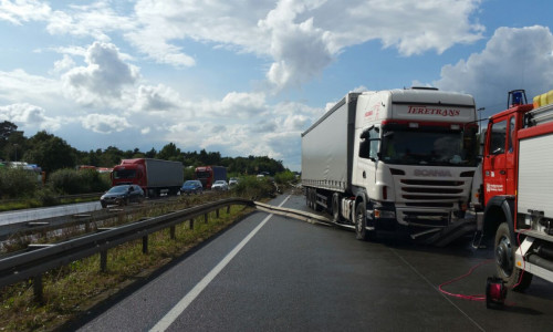 Auf der A2 kam es am Samstag zu einem Unfall, bei dem ein LKW durch die Leitplanke in den gegenverkehr fuhr. Fotos: Rudolf Karliczek 