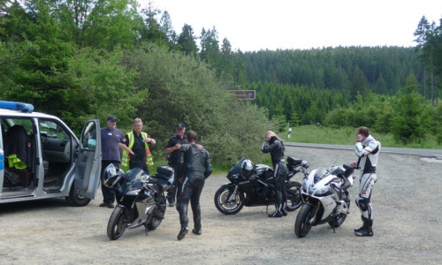 Bei einer Motorradkontrolle im Harz waren 54 Fahrer zu schnell. In sechs Fällen müssen die Fahrer nun mit einem Fahrverbot rechnen. Symbolfoto: Polizei Goslar
