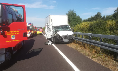 Fahrer und Beifahrer des Transporters wurden bei der Kollision verletzt. Fotos: Feuerwehr Ochsendorf