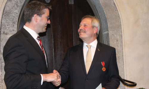 Am Dienstag wurde Manfred Watzlawik von Oberbürgermeister Dr. Oliver Junk mit dem Bundesverdienstorden ausgezeichnet. Fotos: Anke Donner 