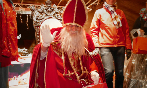Der Nikolaus gab sich am gestrigen Freitag die Ehre auf dem Wolfenbütteler Weihnachtsmarkt.

Foto: Stadt Wolfenbüttel