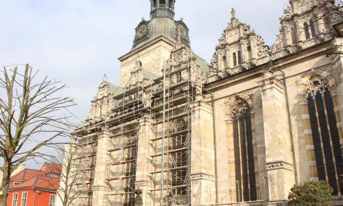 Die Südseite der Hauptkirche wird saniert. Foto: Max Förster