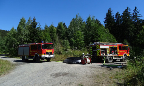 Die Feuerwehr musste eine Wasserübergabestelle errichten, um vor Ort genug Löschwasser zur Verfügung zu haben. Fotos: Feuerwehr Bad Harzburg