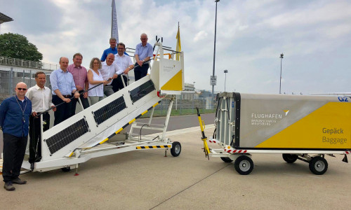 Der Aufsichtsrat der Flughafengesellschaft begutachtete den neuen Markenauftritt auf dem Vorfeld. Foto: Flughafen Braunschweig-Wolfsburg
